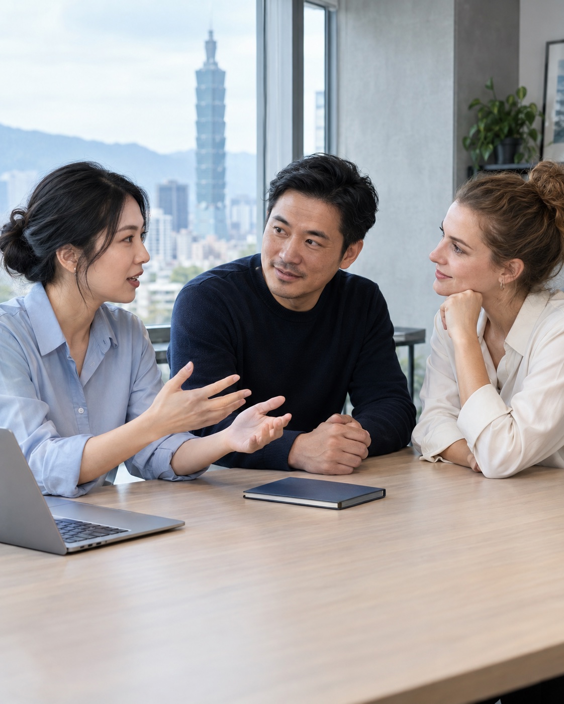 亞洲與歐美團隊成員自然交流,專注討論工作